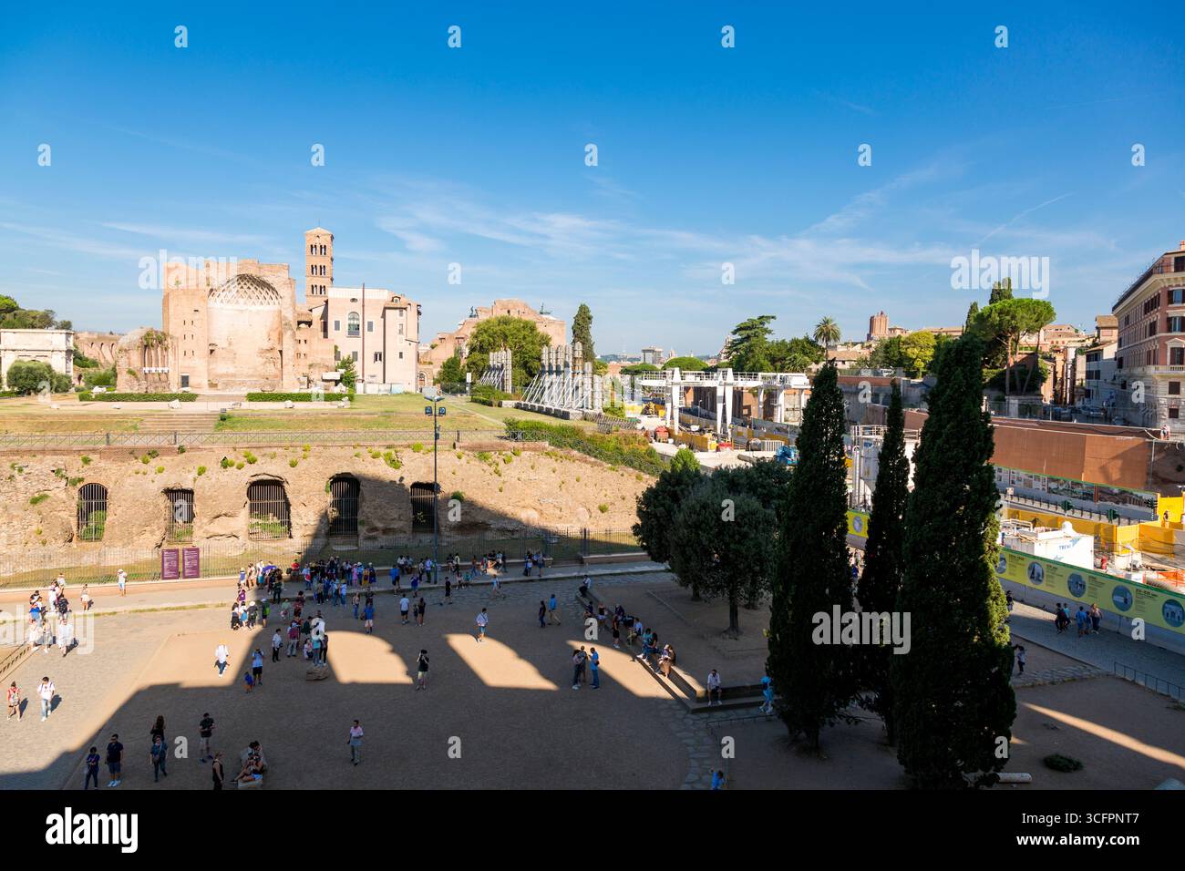 Rome, Italie - 17 août 2019 : ombre du Colisée et Temple des déesses Vénus et Roma - autrefois le plus grand bâtiment religieux de la Rome antique Banque D'Images