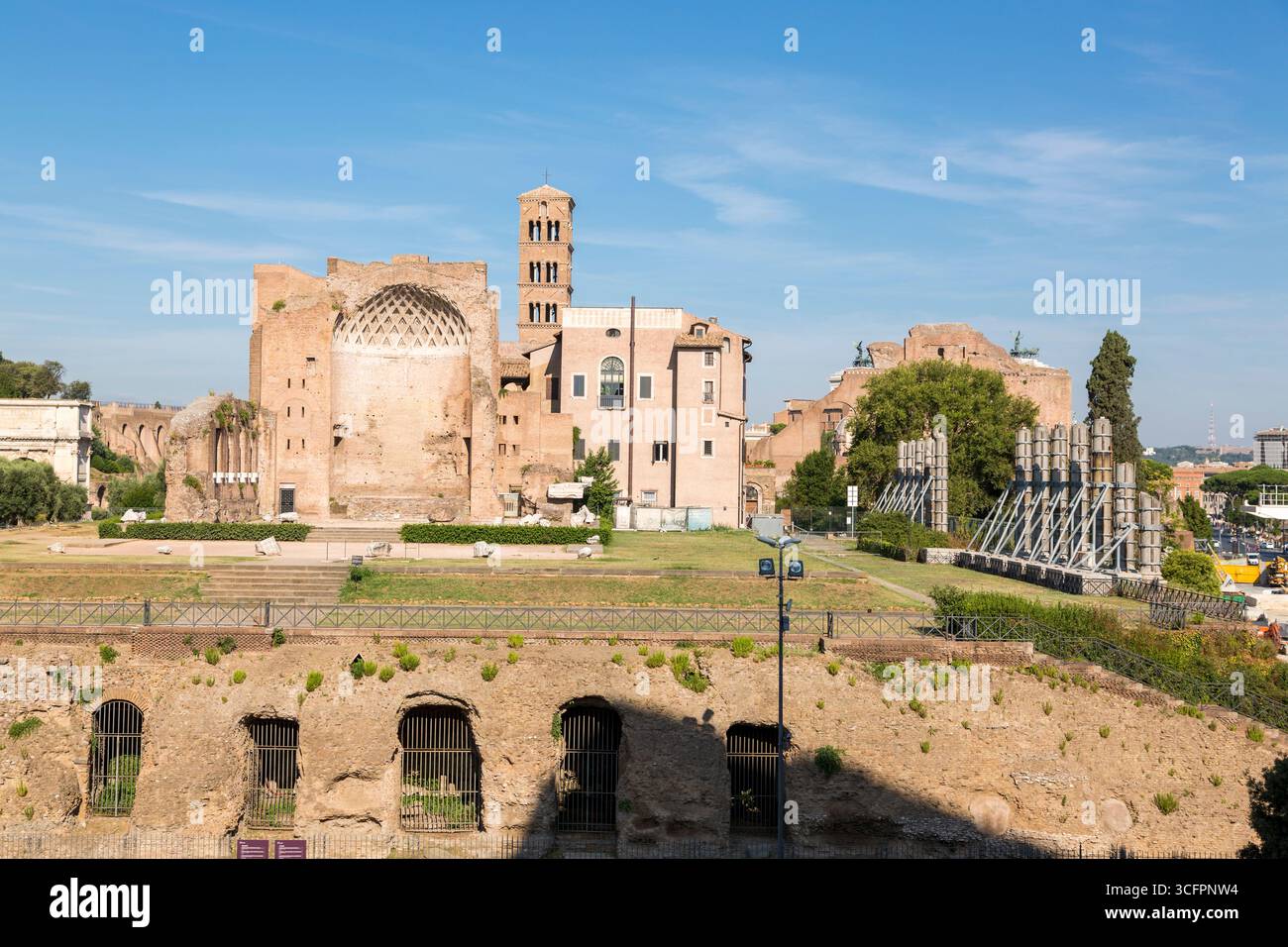 Rome, Italie - 17 août 2019 : Temple des déesses Vénus et Roma - autrefois le plus grand bâtiment religieux de la Rome antique Banque D'Images