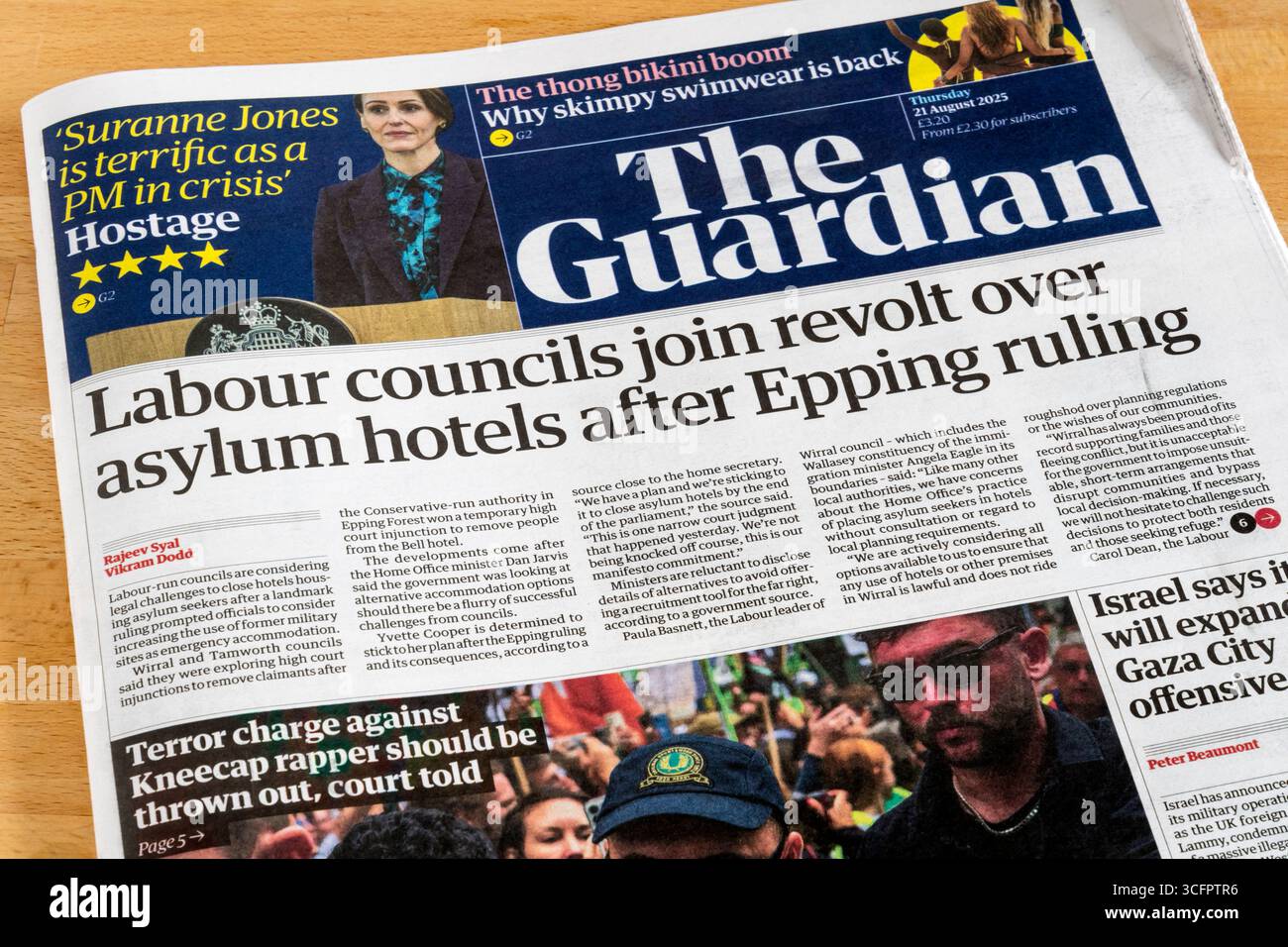 21 août 2025. Le titre de la première page du Guardian lit que les conseils travaillistes se joignent à la révolte sur les hôtels d'asile après le jugement Epping. Banque D'Images