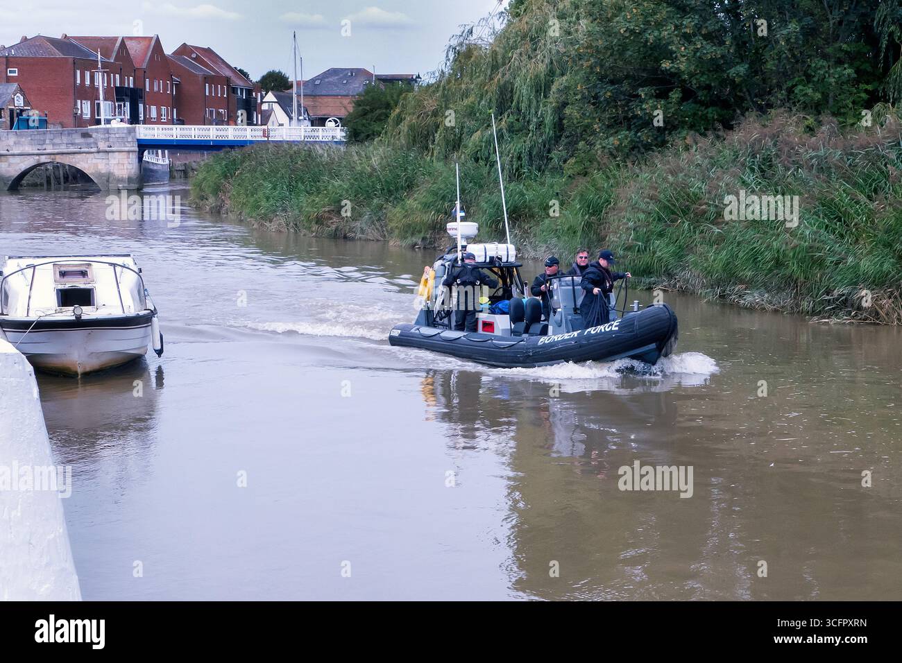 Des bateaux de patrouille de la UK Boarder Force quittent Sandwich pour patrouiller la Manche à la recherche de bateaux de migrants illégaux Banque D'Images