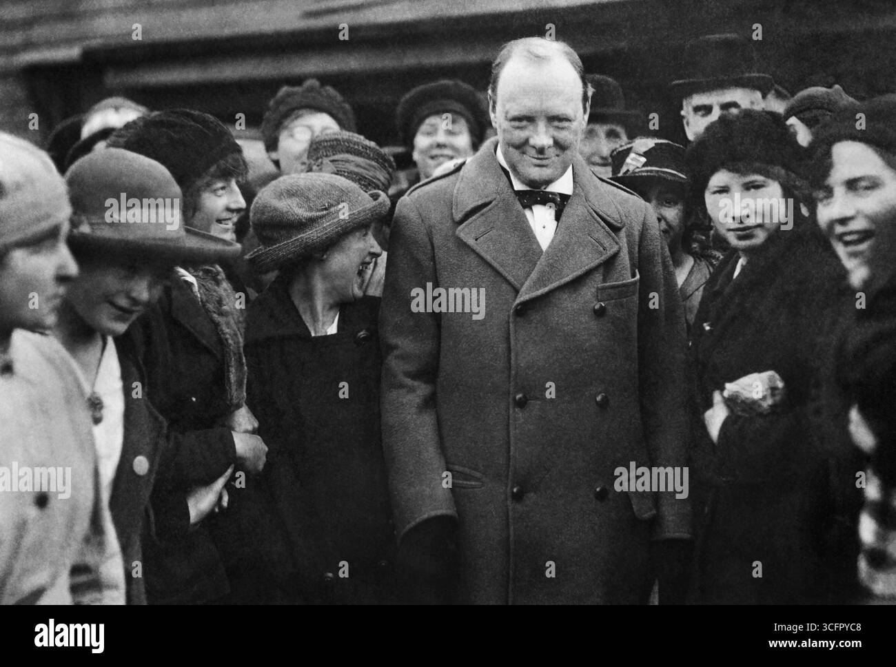GLASGOW, ÉCOSSE, Royaume-Uni - 09 octobre 1918 - le ministre des munitions, Winston Churchill, rencontre des travailleuses à l'usine de remplissage de Georgetown près de Glasgow Banque D'Images