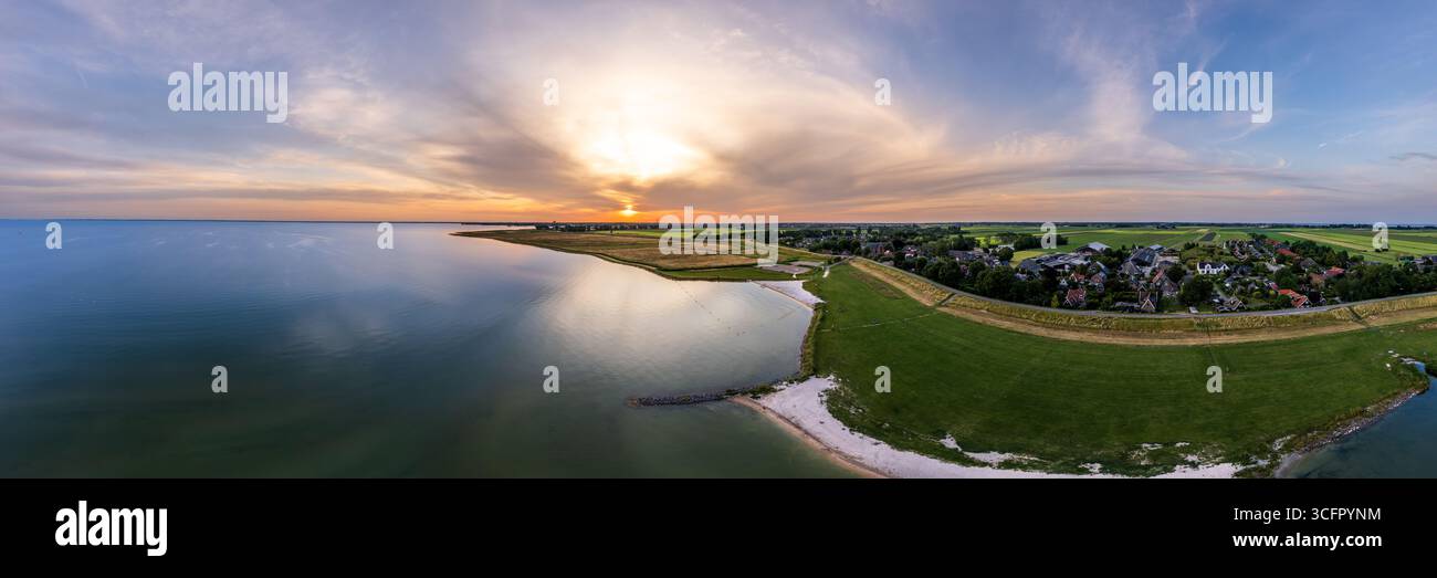 Beauté sereine d'une petite plage sur le lac Markermeer dans le village rural Schellinkhout aux pays-Bas pendant le coucher du soleil. Vue panoramique aérienne Banque D'Images