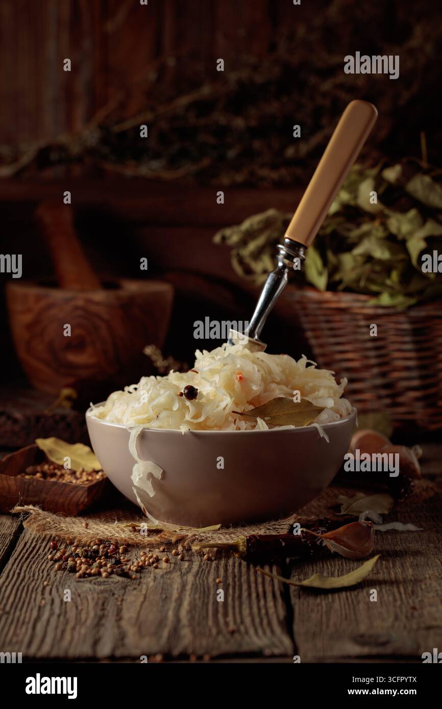 Choucroute allemande traditionnelle avec des épices sur une vieille table rustique en bois. Banque D'Images