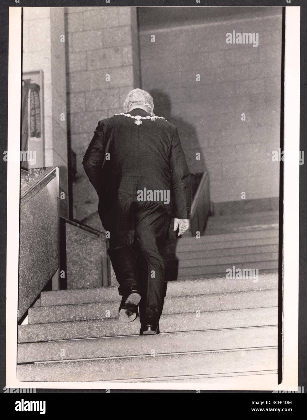 Portrait (Rückenansicht) des SPD-Politikers Norbert Burger (*24.11.1932 / +16.05.2012) - Burger War u.a. von 1965 bis 1970 Leiter des Schulverwaltungsamts Köln, dann von 1970 bis 1973 Kölner Sozialdezernent - von 1993 bis 2012 War er Mitglied im Präsidium des Arbeitersamariterbundes (ASB) - von 1980 bis 1999 War Burger Oberbürgermeister der Stadt Köln - Foto vom 20.05.1996 Banque D'Images