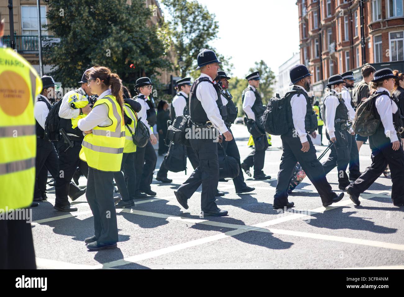 LONDRES, ROYAUME-UNI. 24 août 2025. Les policiers patrouillent dans les rues pendant la Journée de la famille au Carnaval de Notting Hill. Une présence policière visible a été maintenue tout au long de l'événement, qui a attiré des milliers de participants célébrant la culture caribéenne dans l'ouest de Londres. Crédit : Pete Speller/Alamy Live News Banque D'Images LONDRES, ROYAUME-UNI. 24 août 2025. Les policiers patrouillent dans les rues pendant la Journée de la famille au Carnaval de Notting Hill. Une présence policière visible a été maintenue tout au long de l'événement, qui a attiré des milliers de participants célébrant la culture caribéenne dans l'ouest de Londres. Crédit : Pete Speller/Alamy Live News Banque D'Images