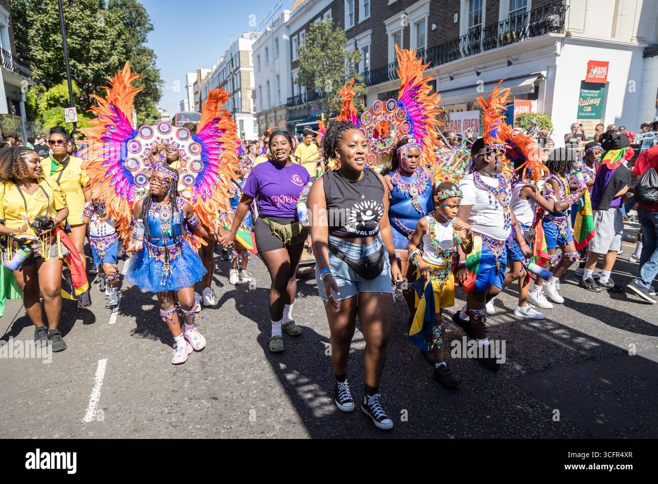 LONDRES, ROYAUME-UNI. 24 août 2025. Des enfants vêtus de costumes élaborés dansent au son de la musique derrière des systèmes audio tirés par des camions pendant la Journée de la famille au Carnaval de Notting Hill. L'événement annuel célèbre la culture caribéenne avec des défilés, de la musique et des spectacles dans les rues de l'ouest de Londres. Crédit : Pete Speller/Alamy Live News Banque D'Images LONDRES, ROYAUME-UNI. 24 août 2025. Des enfants vêtus de costumes élaborés dansent au son de la musique derrière des systèmes audio tirés par des camions pendant la Journée de la famille au Carnaval de Notting Hill. L'événement annuel célèbre la culture caribéenne avec des défilés, de la musique et des spectacles dans les rues de l'ouest de Londres. Crédit : Pete Speller/Alamy Live News Banque D'Images