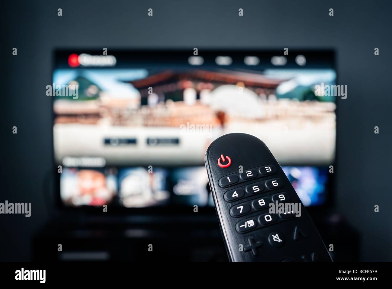 Regarder des films en streaming. Service de streaming, série vod. Soirée cinéma à la maison. Ecran de télévision. Télécommande. Abonnement. Banque D'Images