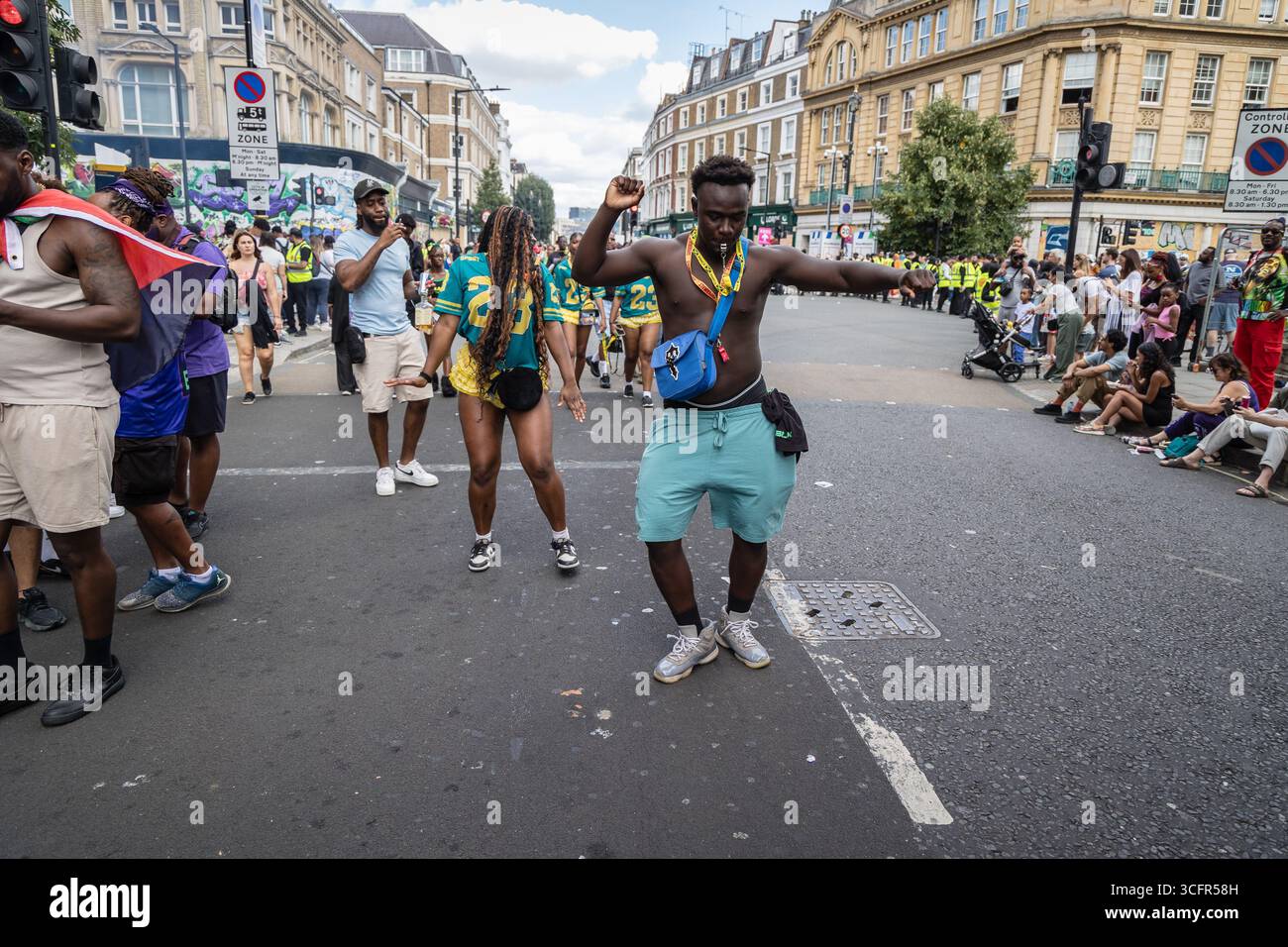 LONDRES, ROYAUME-UNI. 24 août 2025. Les fêtards et les fêtards profitent de la Journée de la famille au Carnaval de Notting Hill, dansant dans les rues tandis que les DJ et les systèmes audio remplissent l'ouest de Londres de musique des Caraïbes et de célébrations vibrantes. Crédit : Pete Speller/Alamy Live News Banque D'Images