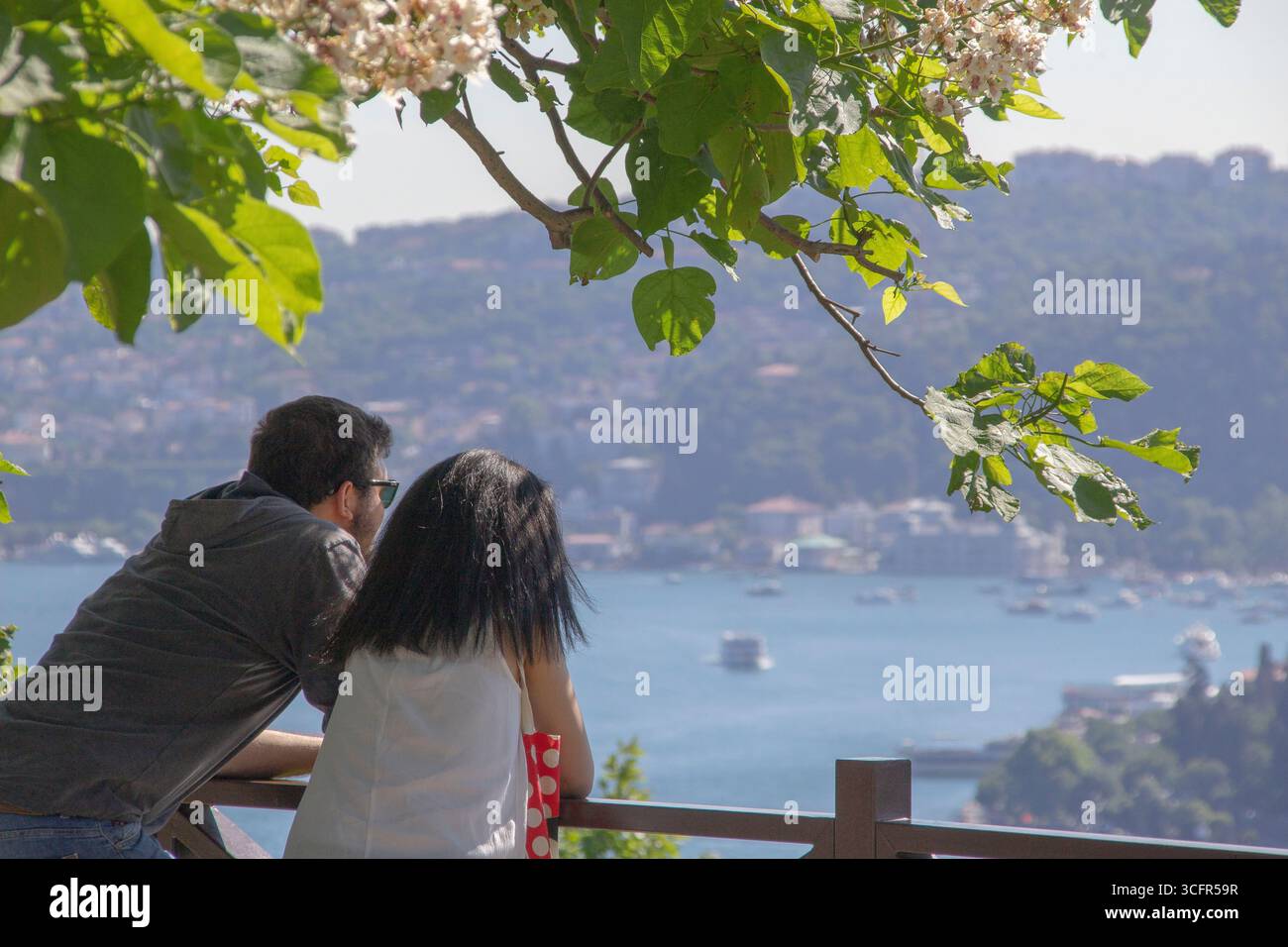 Homme et femme appréciant la vue magnifique sur Istanbul Banque D'Images