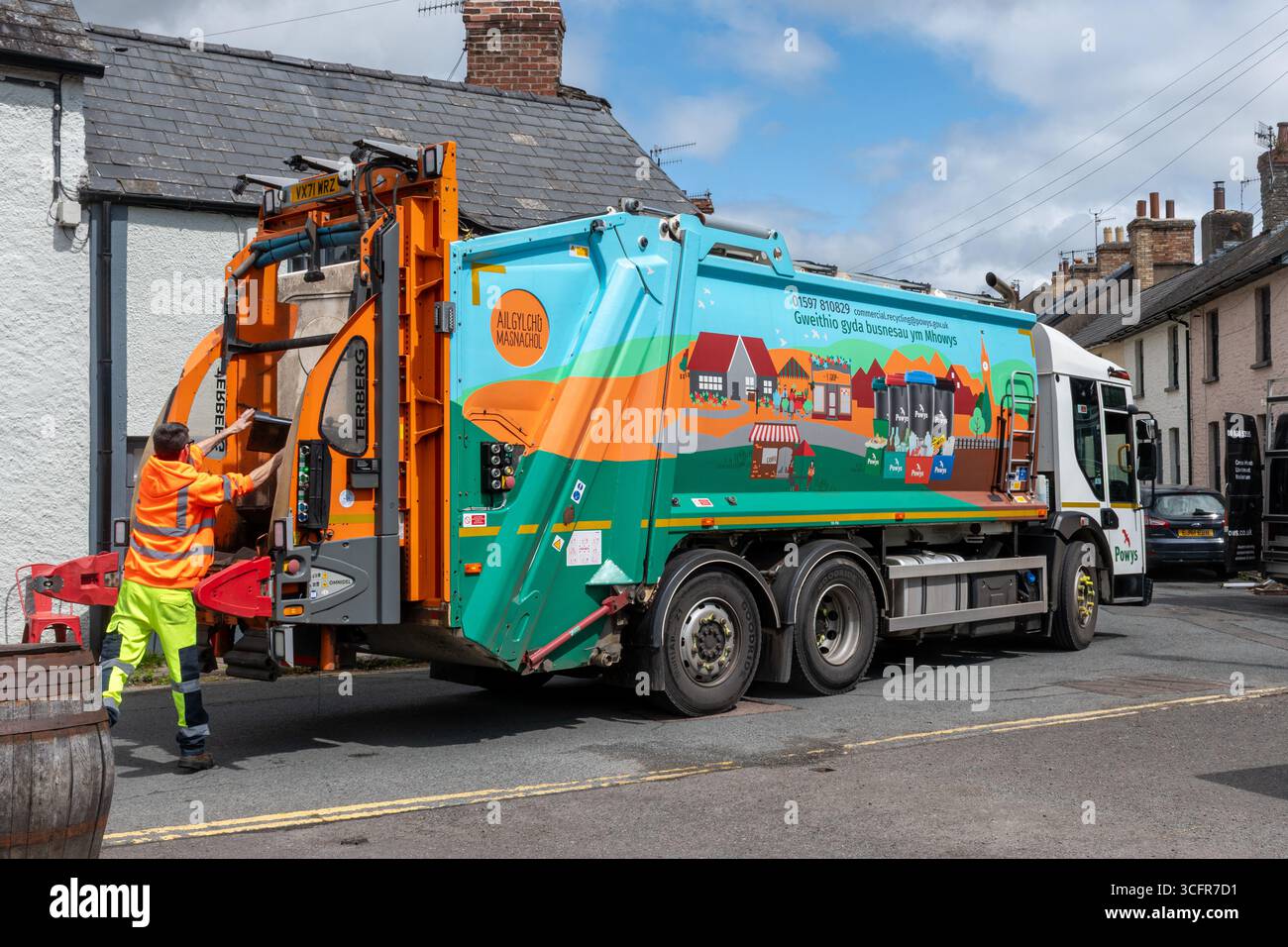 Camion poubelle (camion poubelle, camion poubelle) avec binman ramassant les ordures pour recyclage à Crickhowell, une ville galloise de Powys, pays de Galles du Sud, Royaume-Uni Banque D'Images