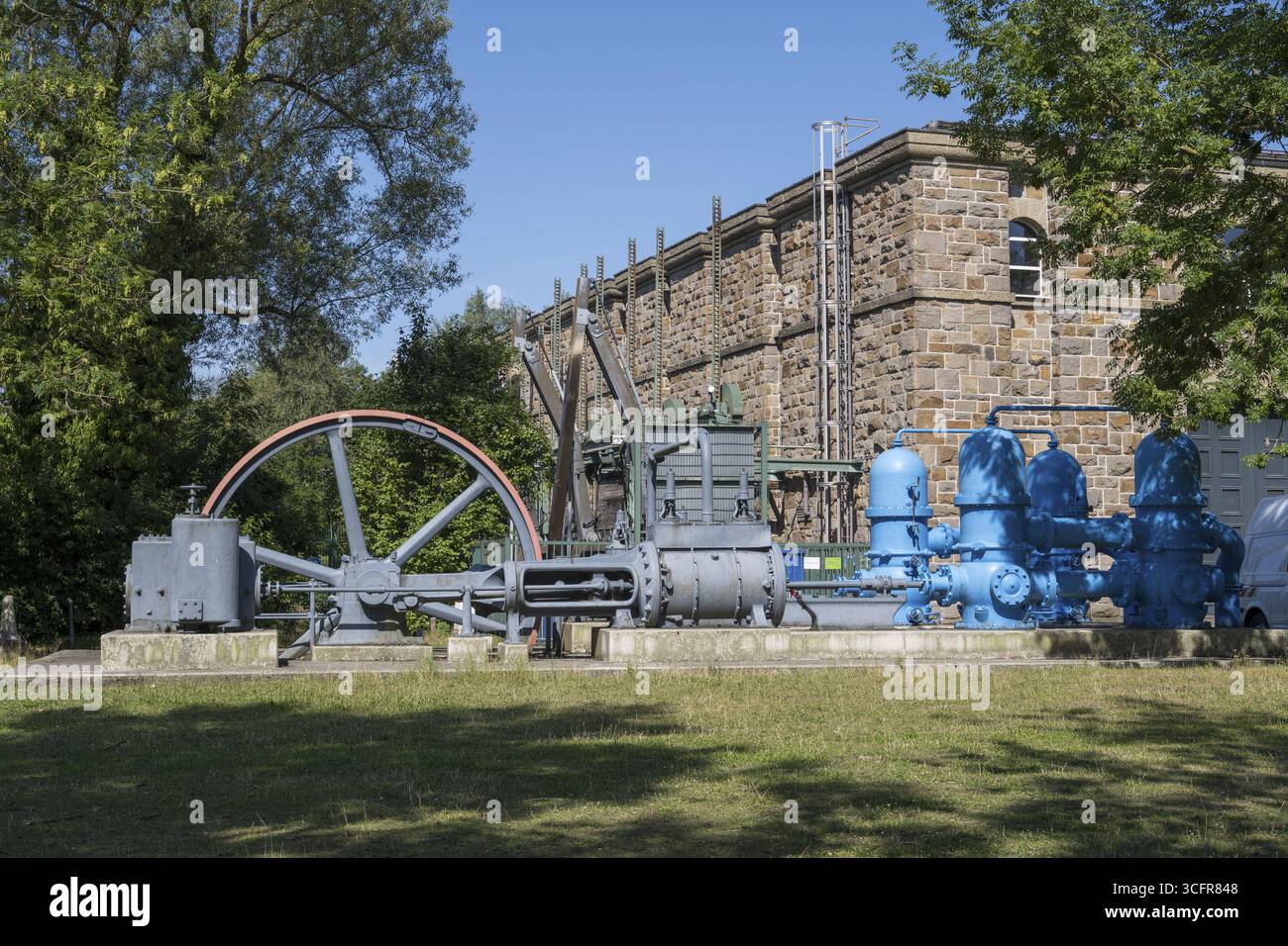 Machine à vapeur composée devant la centrale hydroélectrique RWW Kahlenberg, Muelheim an der Ruhr, région de Rur, Rhénanie du Nord-Westphalie, Allemagne Banque D'Images