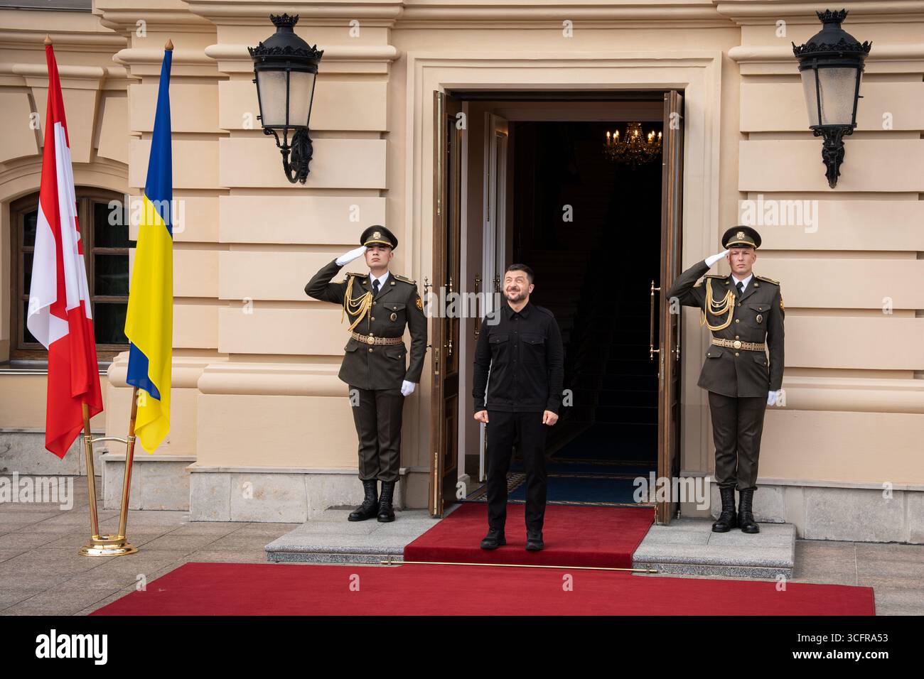 Kiev, Ukraine. 24 août 2025. Le président ukrainien, Volodymyr Zelensky vu lors de la réception officielle de la fête de l'indépendance au palais présidentiel. Le président ukrainien, Volodymyr Zelensky, a accueilli le premier ministre canadien Mark Carney au palais présidentiel à l’occasion du jour de l’indépendance. Crédit : SOPA images Limited/Alamy Live News Banque D'Images