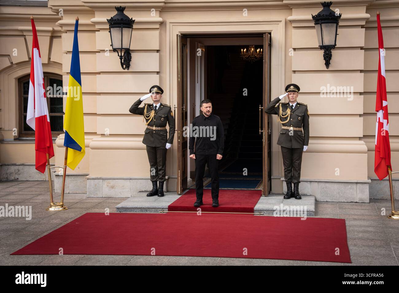 Kiev, Ukraine. 24 août 2025. Le président ukrainien, Volodymyr Zelensky vu lors de la réception officielle de la fête de l'indépendance au palais présidentiel. Le président ukrainien, Volodymyr Zelensky, a accueilli le premier ministre canadien Mark Carney au palais présidentiel à l’occasion du jour de l’indépendance. Crédit : SOPA images Limited/Alamy Live News Banque D'Images