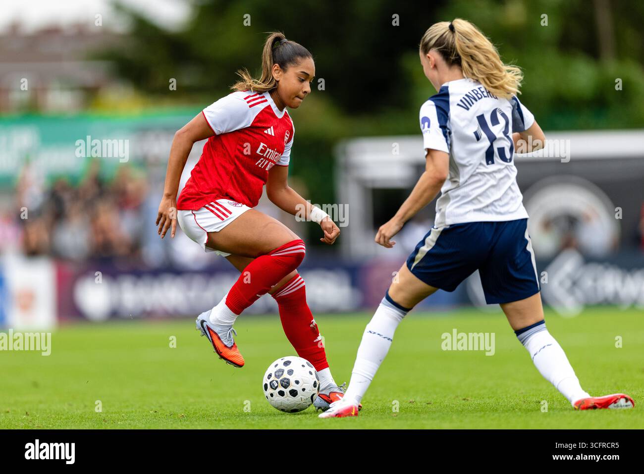 Londres, Royaume-Uni. 23 août 2025. Londres, Angleterre, 23 août 2025 Olivia Smith et Matilda Vinberg en action lors du match amical de pré-saison entre Arsenal Women et Tottenham Hotspur Women au Meadow Park à Londres, Angleterre (Unnati Naidu/SPP) crédit : SPP Sport Press photo. /Alamy Live News Banque D'Images