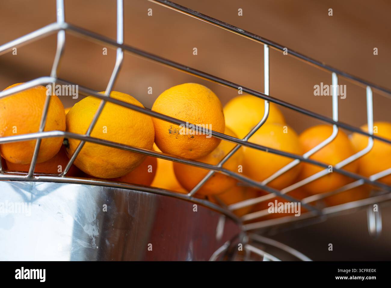 Fruits et légumes fraîchement cultivés au marché fermier local Banque D'Images