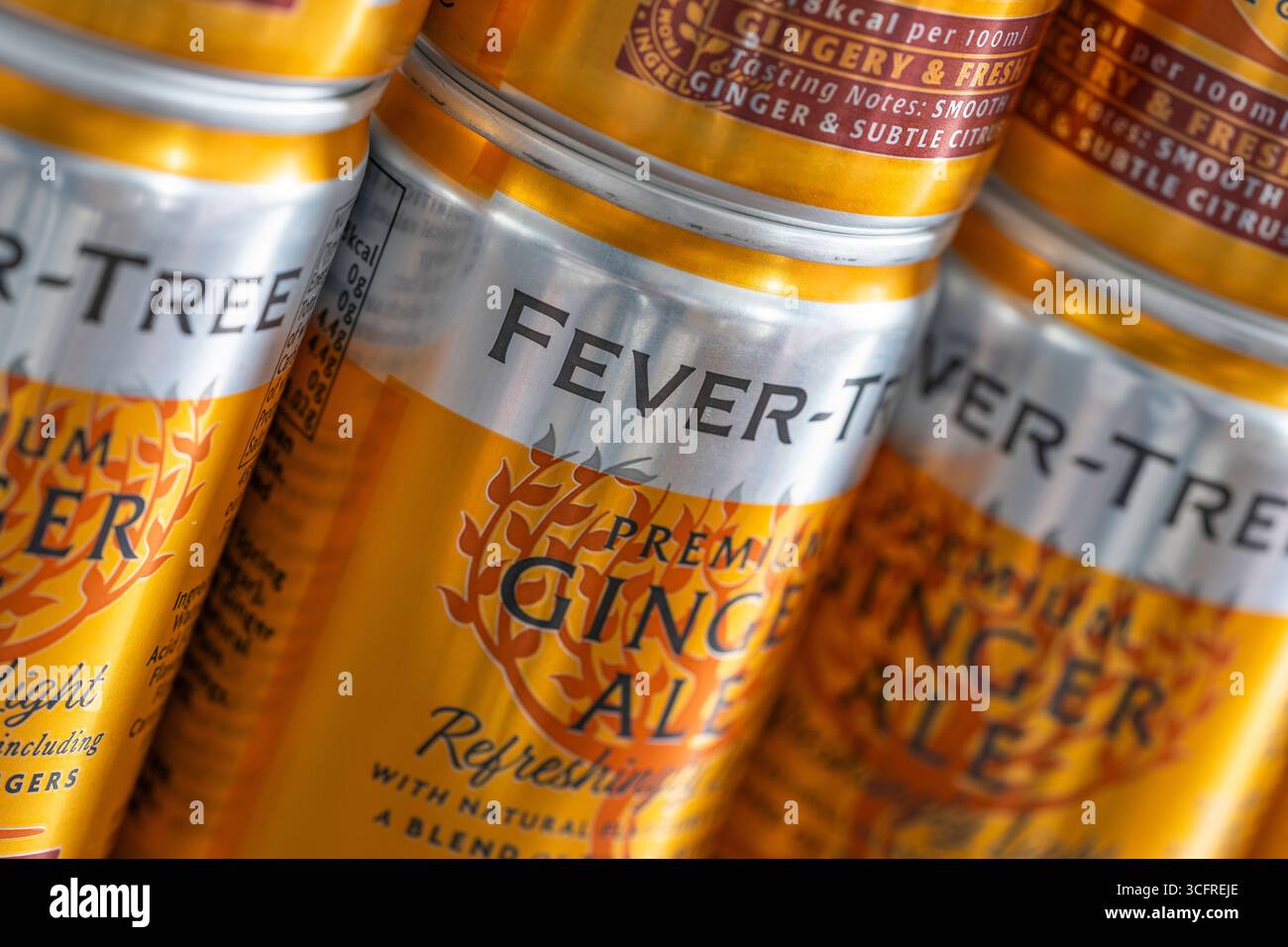 Gros plan des boîtes de bière au gingembre Fever Tree. Fever Tree fabrique et distribue des mélangeurs gazéifiés haut de gamme pour spiritueux alcoolisés avec des ingrédients naturels Banque D'Images