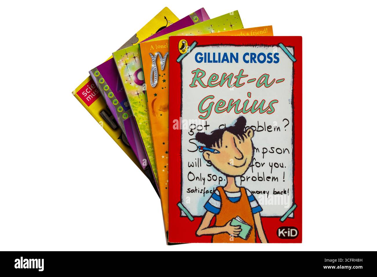 Sélection de livres de poche pour enfants avec livre Rent-a-Genius par Gillian Cross sur le dessus isolé sur fond blanc Banque D'Images