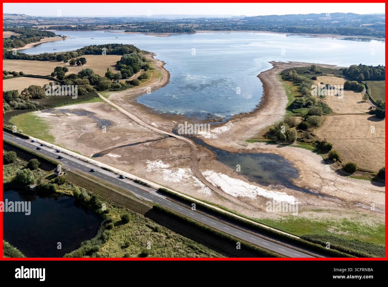 PABest les faibles niveaux d'eau et le lit du lac desséché sont exposés au lac Chew Valley, dans le nord du Somerset, où Bristol Water rapporte des stocks d'eau (au 11/08/2025) à 44 % comparativement à 73 % l'an dernier en 2024. Date de la photo : dimanche 24 août 2025. Banque D'Images PABest les faibles niveaux d'eau et le lit du lac desséché sont exposés au lac Chew Valley, dans le nord du Somerset, où Bristol Water rapporte des stocks d'eau (au 11/08/2025) à 44 % comparativement à 73 % l'an dernier en 2024. Date de la photo : dimanche 24 août 2025. Banque D'Images
