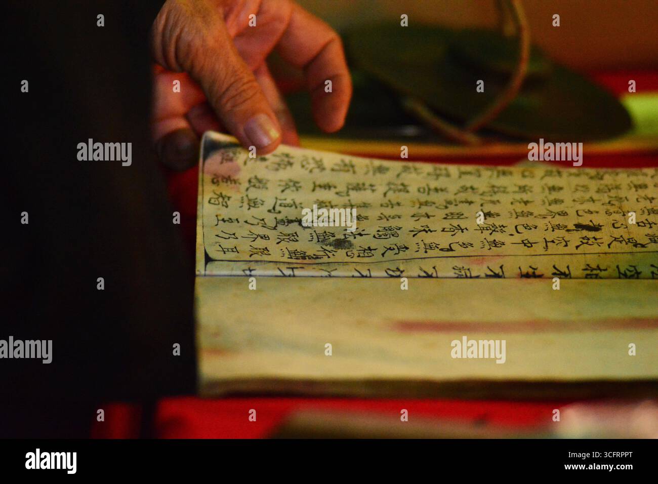 KUALA LUMPUR MALAYSIA 24/8/2025 .Hungry Ghost Festival 2025 : signification, rituels et TaboosLe Hungry Ghost Festival est un événement traditionnel taoïste et bouddhiste observé principalement par les communautés chinoises. Selon la croyance, c'est à ce moment que les portes de l'enfer s'ouvrent, permettant aux esprits de revenir dans le monde. Les origines du Hungry Ghost Festival peuvent être retracées dans le folklore chinois antique et les textes bouddhistes. Dans la croyance taoïste, ce mois est quand les esprits sont temporairement libérés du monde souterrain. Dans la tradition bouddhiste, il s'inspire du Sutra Ullambana, où un disciple, Maudgalyayana, offre de la nourriture Banque D'Images