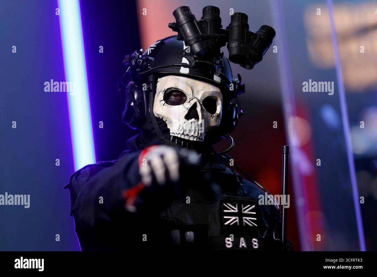Ein Cosplayer verkleidet als britischer SAS-Spezialsoldat am stand des Ego-shooters Call of Duty : Black Ops 7 auf der weltgrößten Computerspielmesse Gamescom 2025 in der Koelnmesse. Themenbild, Symbolbild Köln, 24.08.2025 NRW Deutschland *** Un cosplayer habillé comme un soldat des forces spéciales SAS britanniques au stand de tir à la première personne de Call of Duty Black Ops 7 à la plus grande foire des jeux informatiques Gamescom 2025 à Koelnmesse image thème, image symbolique Cologne, 24 08 2025 NRW Germany Copyright : xChristophxHardtx Banque D'Images