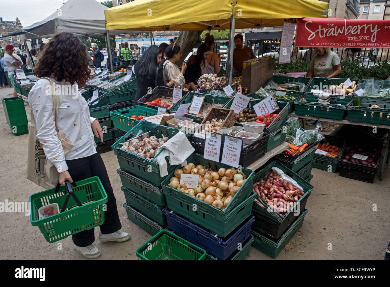 Les clients achètent des fruits et légumes au Stockbridge Sunday Market, Édimbourg, Écosse, Royaume-Uni. Banque D'Images