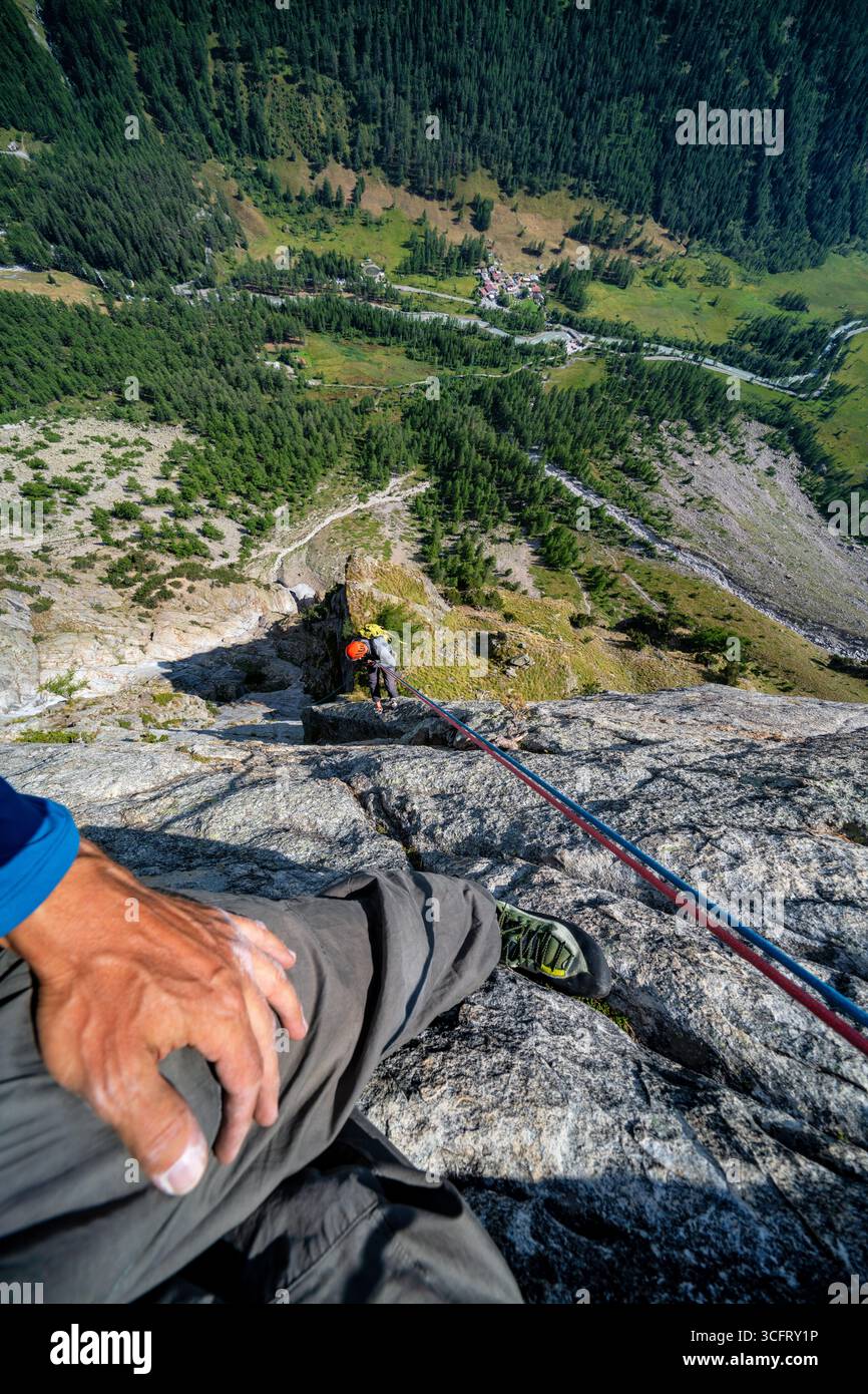 Escalade dans la vallée du Val Ferret, Courmayeur, Alpes, Italie Banque D'Images