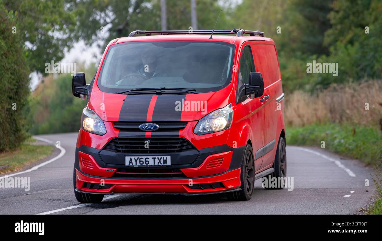 Whittlebury, Norhants, Royaume-Uni - 23 août 2025 : 2016 Red Ford transit base personnalisée Panther van conduisant sur une route britannique Banque D'Images
