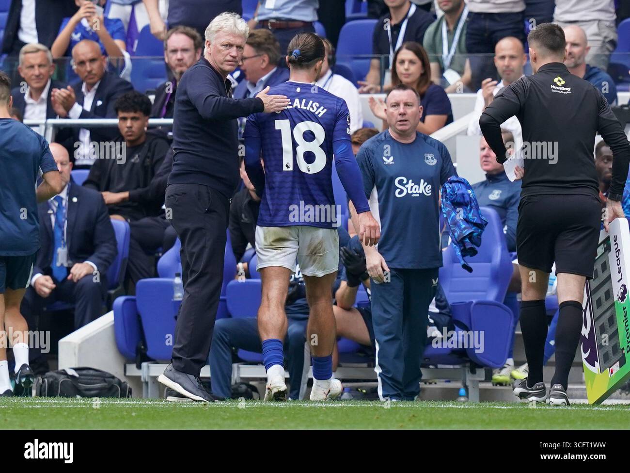 Liverpool, Royaume-Uni. 24 août 2025. David Moyes manager d'Everton donne Jack Grealish d'Everton une tape dans le dos alors qu'il est subbed lors du match de premier League Everton vs Brighton et Hove Albion au Hill Dickinson Stadium, Liverpool. Le crédit photo devrait se lire : Andrew Yates/Sportimage crédit : Sportimage Ltd/Alamy Live News Banque D'Images