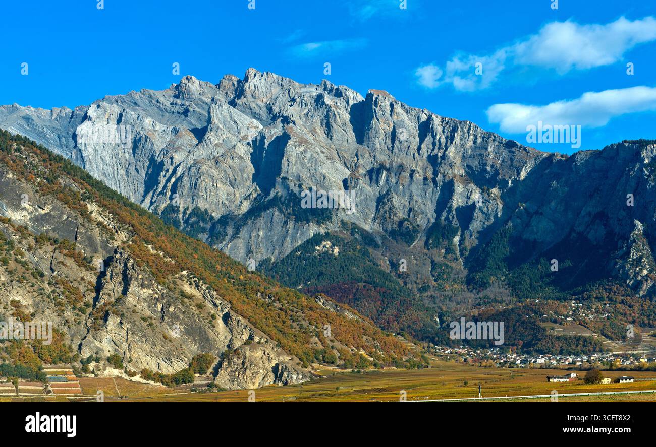 L'impressionnante chaîne de montagnes du Haut de Cry s'élève au-dessus de la vallée du Rhône, Alpes bernoises, Chamoson, Valais, Suisse Banque D'Images