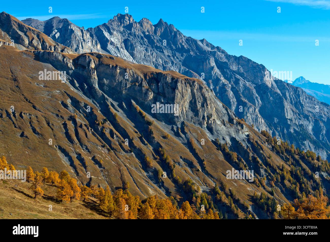 Lumière automnale sur la chaîne du Haut de Cry, Alpes bernoises, Chamoson, Valais, Suisse Banque D'Images