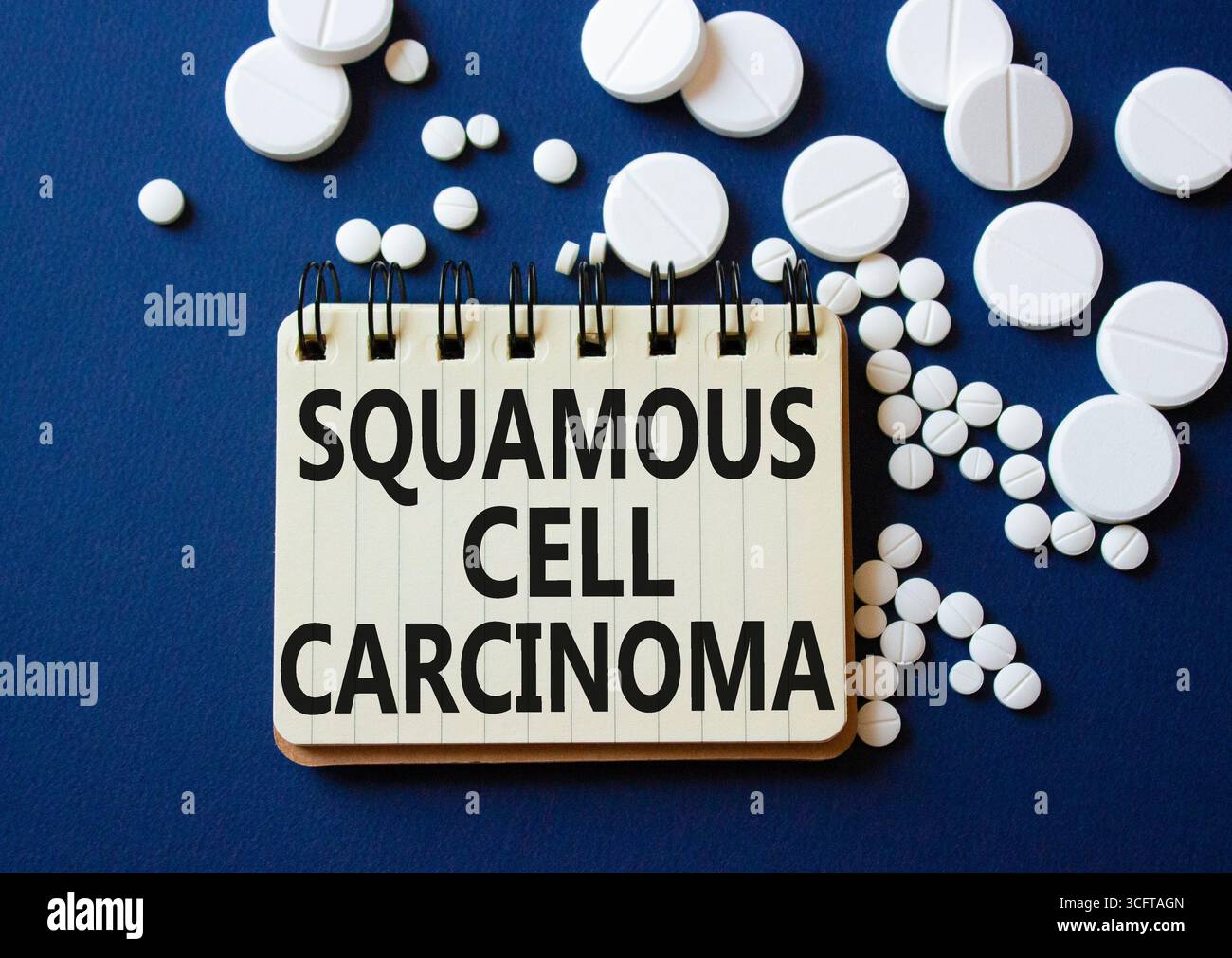 Symbole du carcinome épidermoïde. Carcinome épidermoïde sur ordinateur portable. Beau fond bleu profond avec des pilules. Soins de santé et squameux Banque D'Images