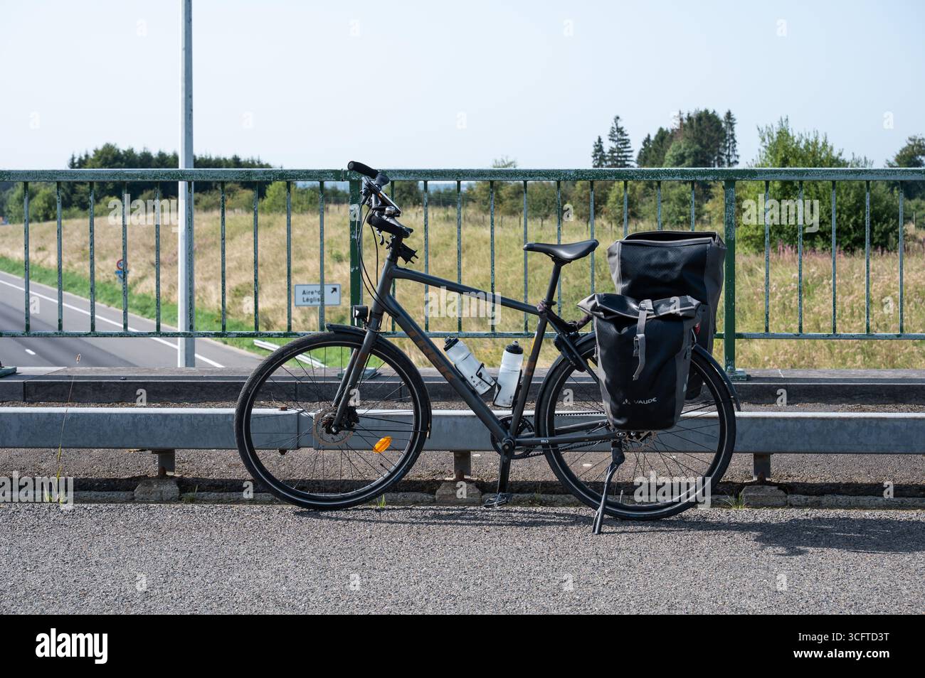 Vélo de ville avec valises debout sur un pont en 13 août 2025 Banque D'Images