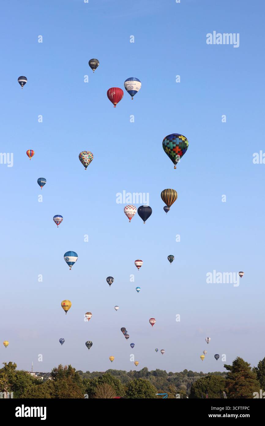 Bristol International Hot Air Balloon Fiesta 2025, montgolfières ascendantes et descendantes d'Ashton Gate Estate Bristol, montgolfière avec Fly Navy Banque D'Images
