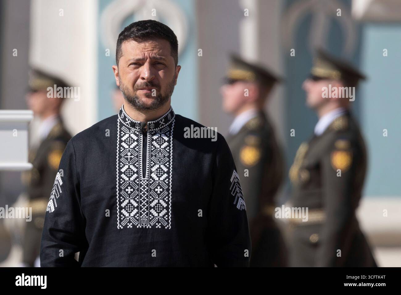 Kiev, Ukraine. 24 août 2025. Le président ukrainien Volodymyr Zelenskyy, lors des cérémonies marquant la Journée de l'indépendance ukrainienne sur la place Sophie, le 24 août 2025 à Kiev, en Ukraine. Zelensky a accueilli le premier ministre canadien Mark Carney pour l’événement. Crédit : Présidence ukrainienne/Bureau de presse présidentiel ukrainien/Alamy Live News Banque D'Images