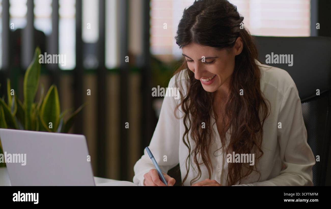 Souriant heureux caucasien femme d'affaires gestionnaire de bureau fille femme d'affaires femme d'affaires planificateur en ligne d'étude classe apprendre examen cours appel vidéo Banque D'Images