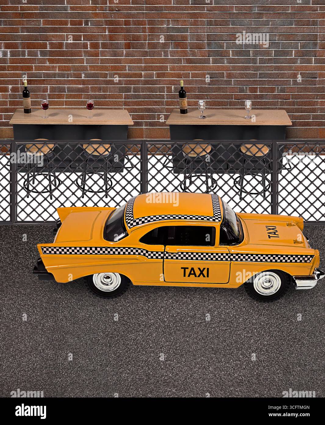 Taxi à l'extérieur d'un bar prêt pour le transport sûr après avoir bu et relaxé Banque D'Images