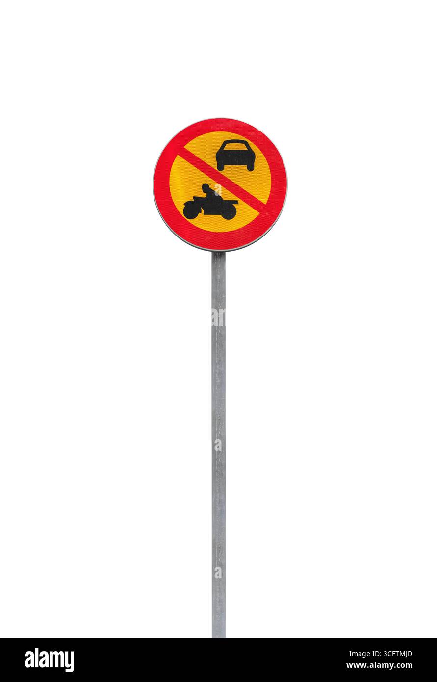 Panneau routier rouge et jaune affichant des symboles d'interdiction pour les voitures et les motos, monté sur un poteau métallique isolé sur fond blanc Banque D'Images
