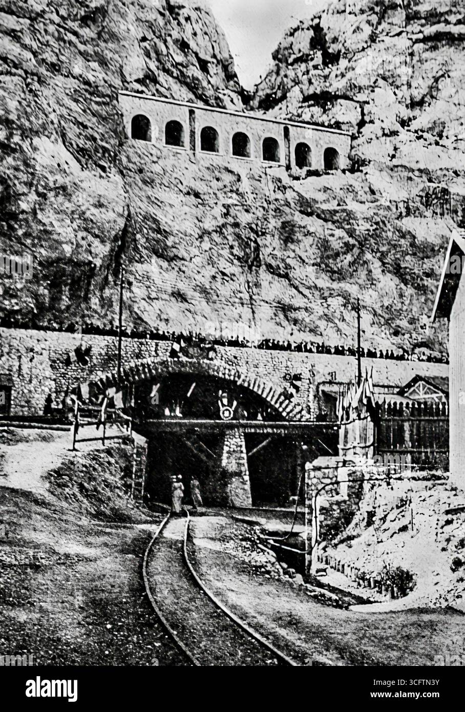 Photographie tirée de L’illustration (1916) montrant l’entrée sud du tunnel du Rove près de Marseille, avec le viaduc de la ligne Estaque–Port-de-Bouc au-dessus. L’ambitieux projet d’ingénierie reliait Marseille au canal de Rhône, améliorant ainsi les transports et le commerce. Cette image reflète les grands travaux d’infrastructure de la France qui se sont poursuivis pendant la première Guerre mondiale, équilibrant les exigences de la guerre avec le développement national. Banque D'Images