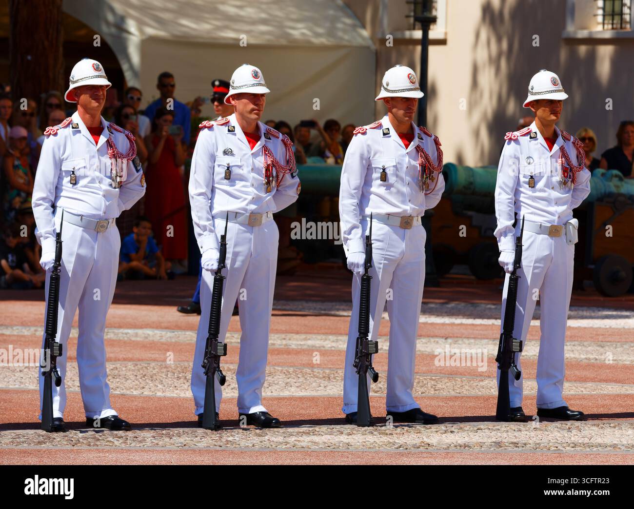 Monte Carlo -ville, Monaco, - 26 juillet 2025 :- les membres de la Compagnie des Carabiniers du Prince debout devant le Palais de Monaco Banque D'Images