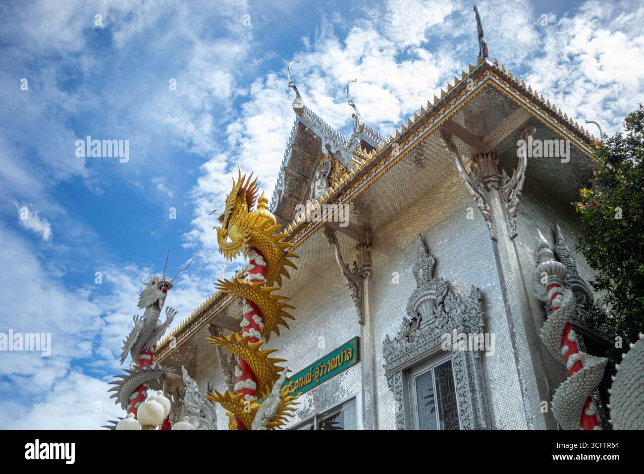 Façade du Temple de cristal de Kaew Ratana Prahm-Suwannapal à Ang Thong, Thaïlande, par une journée ensoleillée Banque D'Images