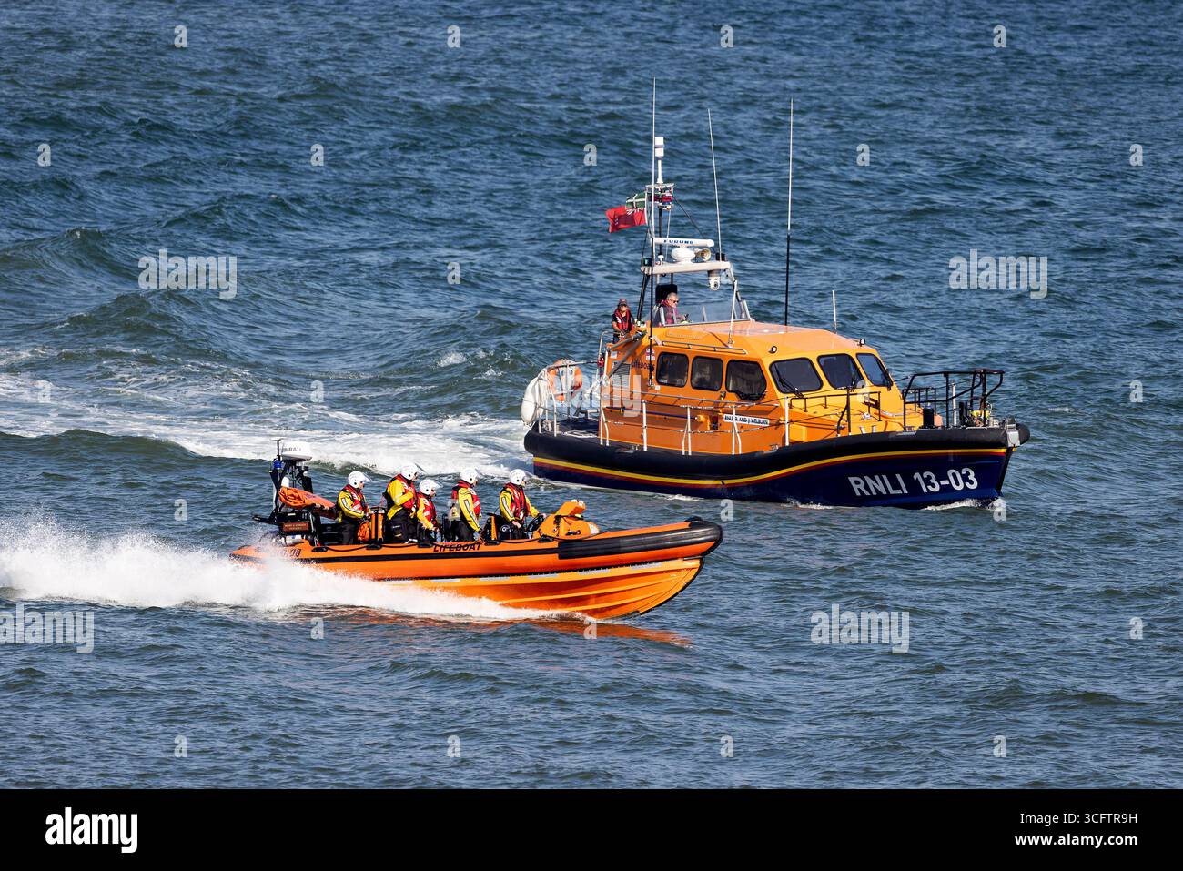 Les canots de sauvetage RNLI Exmouth et Sidmouth photographiés ensemble lors d'un exercice à Sidmouth, Devon, Royaume-Uni Banque D'Images