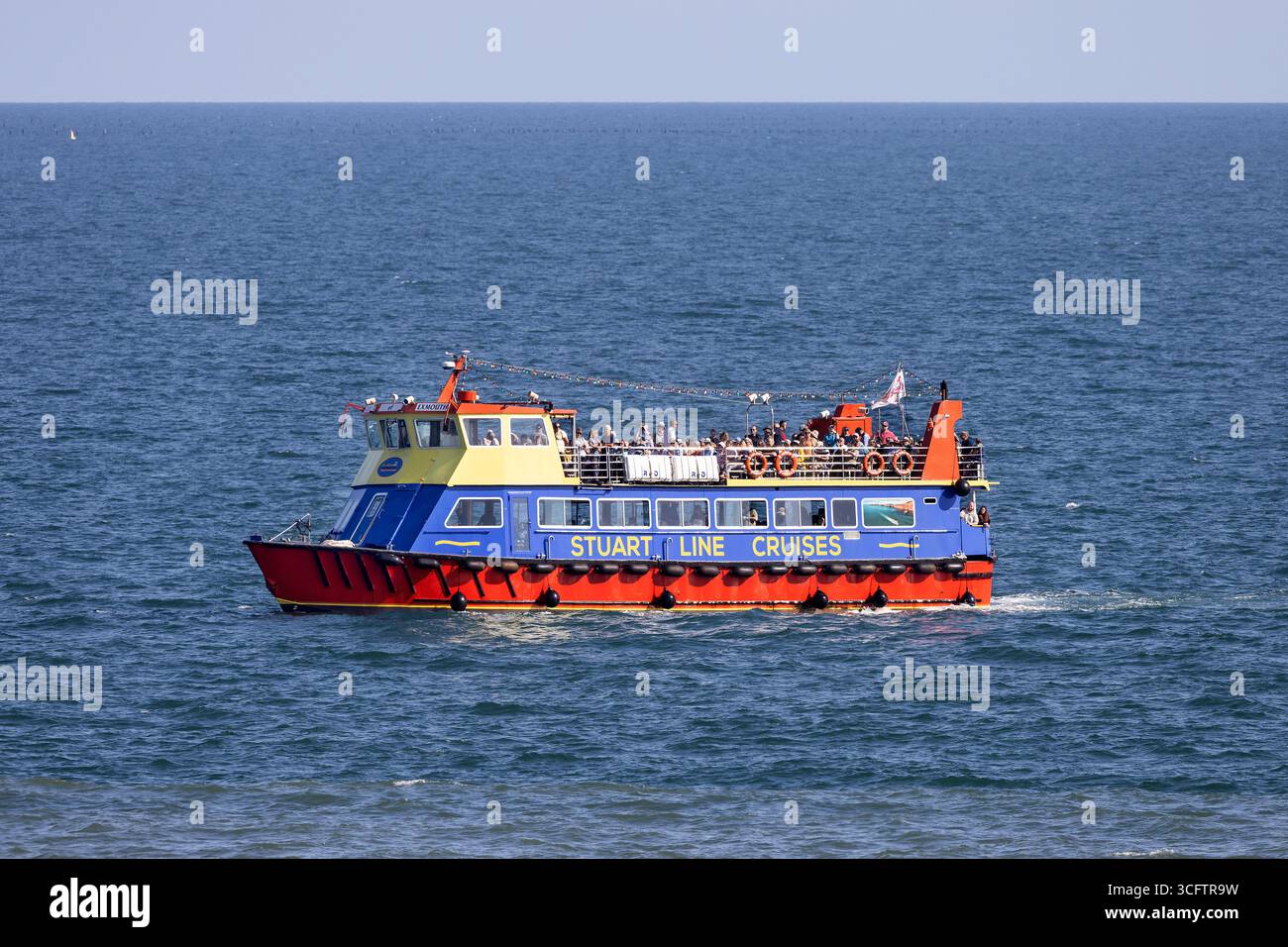 Bateau de croisière Stuart Line photographié lors d'un tour de plaisance de la côte près de Sidmouth, Devon, Royaume-Uni. Banque D'Images