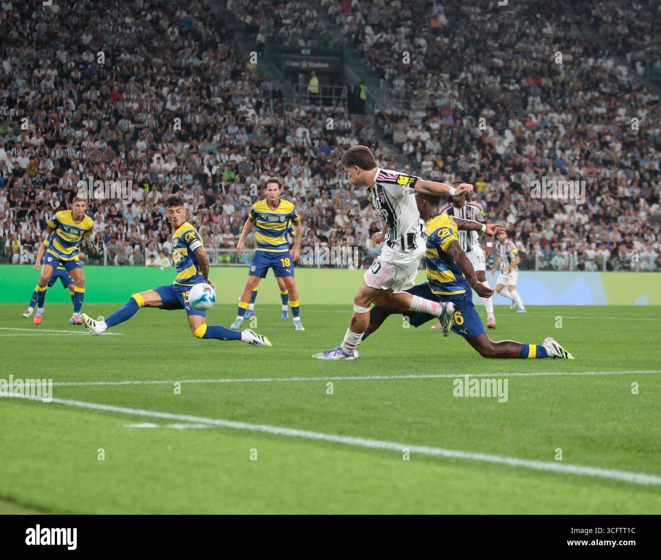 Turin, Turin. 24 août 2025. Kenan Yildiz du Juventus FC lors de la saison italienne Serie A 2025/26, match de football entre le Juventus FC et Parme Calcio 1913 le 24 août 2025 au stade Allianz de Turin, Italie. Crédit : Nderim Kaceli/Alamy Live News Banque D'Images Turin, Turin. 24 août 2025. Kenan Yildiz du Juventus FC lors de la saison italienne Serie A 2025/26, match de football entre le Juventus FC et Parme Calcio 1913 le 24 août 2025 au stade Allianz de Turin, Italie. Crédit : Nderim Kaceli/Alamy Live News Banque D'Images