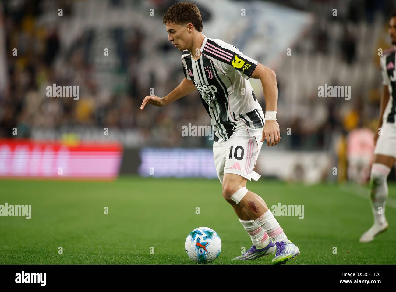 Turin, Turin. 24 août 2025. Kenan Yildiz du Juventus FC lors de la saison italienne Serie A 2025/26, match de football entre le Juventus FC et Parme Calcio 1913 le 24 août 2025 au stade Allianz de Turin, Italie. Crédit : Nderim Kaceli/Alamy Live News Banque D'Images Turin, Turin. 24 août 2025. Kenan Yildiz du Juventus FC lors de la saison italienne Serie A 2025/26, match de football entre le Juventus FC et Parme Calcio 1913 le 24 août 2025 au stade Allianz de Turin, Italie. Crédit : Nderim Kaceli/Alamy Live News Banque D'Images