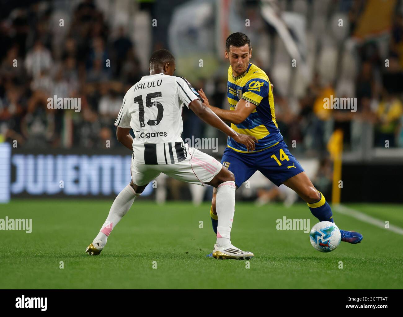 Turin, Turin. 24 août 2025. Perre Kalulu de la Juventus FC et Emanuele Valeri de Parme Calcio 1913 lors de la saison italienne Serie A 2025/26, match de football entre la Juventus FC et Parme Calcio 1913 le 24 août 2025 au stade Allianz de Turin, Italie. Crédit : Nderim Kaceli/Alamy Live News Banque D'Images