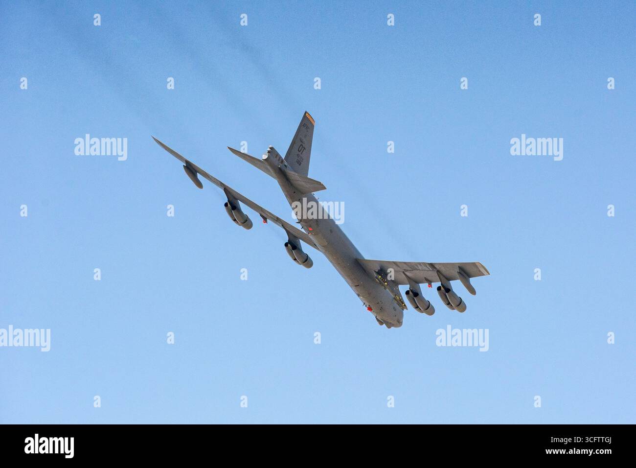 Un Boeing B-52H Stratofortress volant près de la base aérienne Edwards en Californie du Sud. Banque D'Images