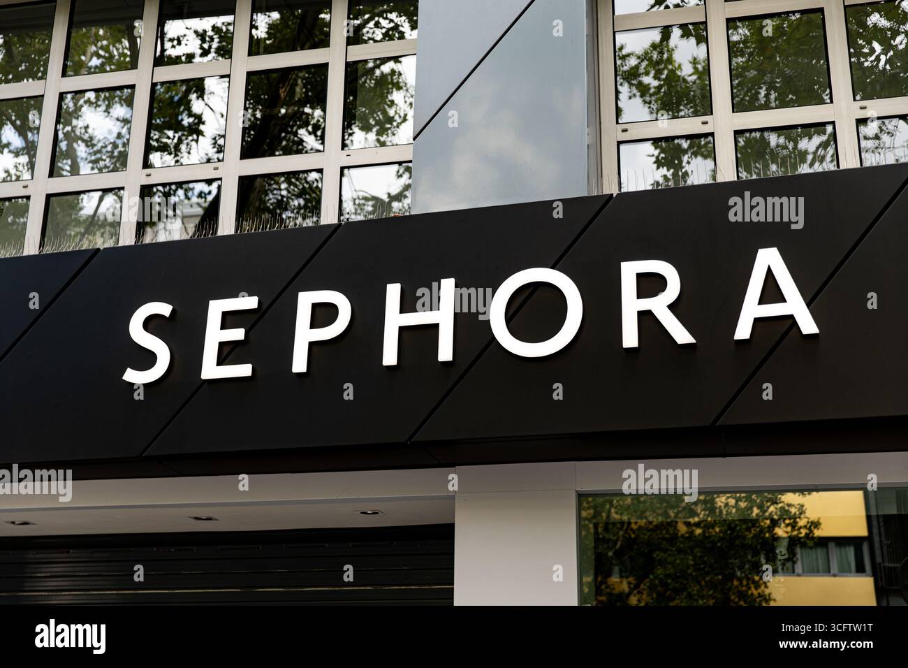 Berlin, Berlin, Allemagne. 24 août 2025. Le magasin Sephora est photographié sur la Tauentzienstrasse à Berlin, en Allemagne, le 24 août 2025. (Crédit image : © Michael Kuenne/PRESSCOV via ZUMA Press Wire) USAGE ÉDITORIAL SEULEMENT ! Non destiné à UN USAGE commercial ! Banque D'Images