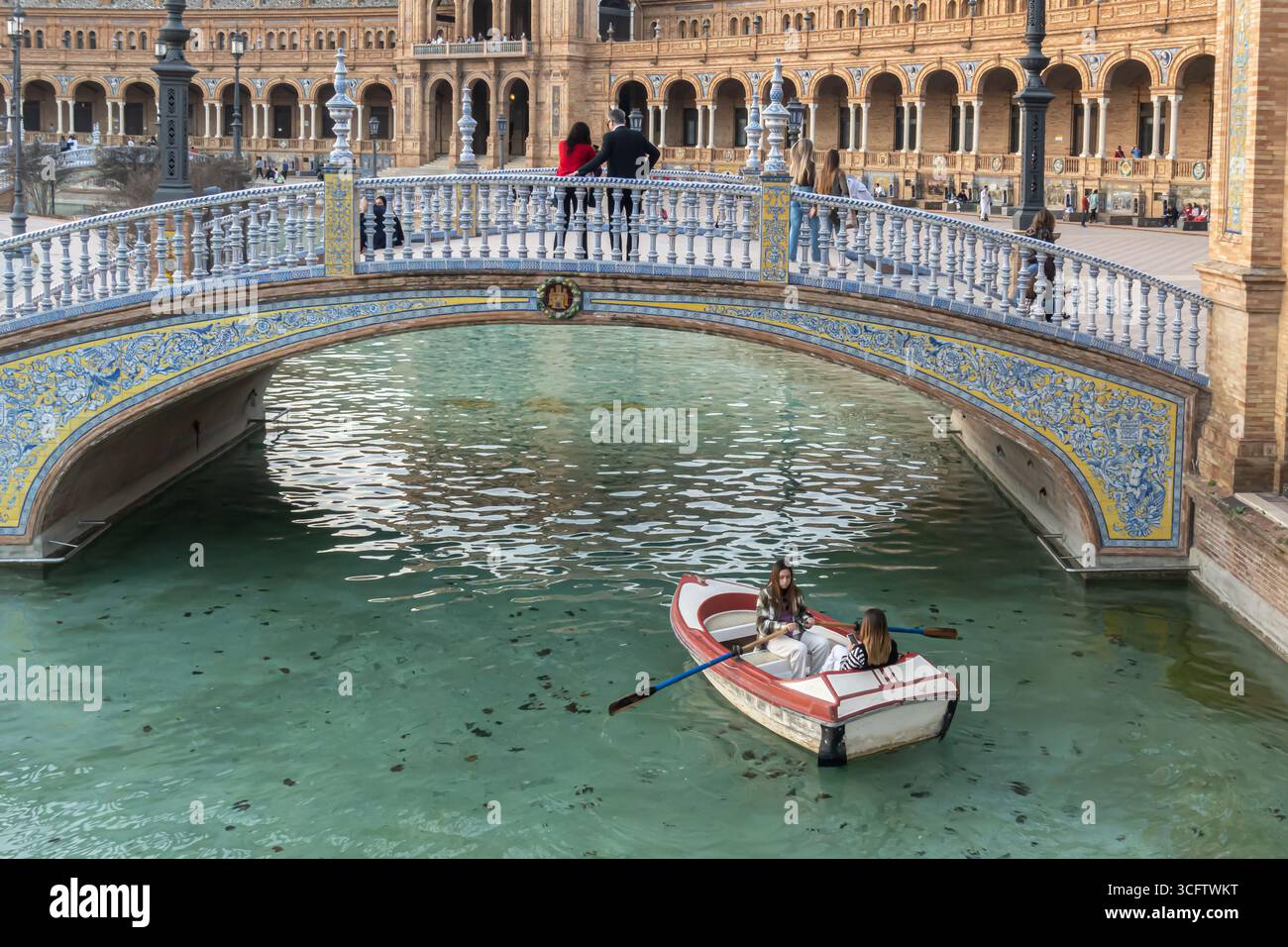 Tourisme de Séville. Promenade en bateau sur la Plaza de Espana, monument historique de Séville, Espagne, pont Banque D'Images