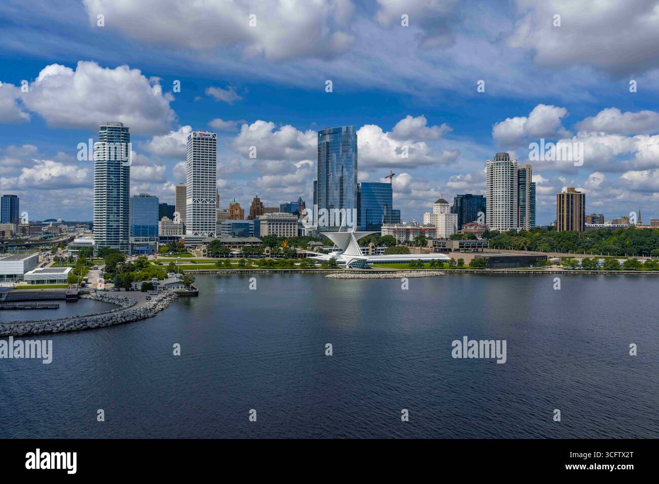 Milwaukee, Wi, États-Unis. 22 août 2025. Vue aérienne du Milwaukee Art Museum, le plus grand musée du Wisconsin avec 34 000 œuvres d'art, présentant des ailes emblématiques conçues par Calatrava et une vaste collection allant de l'expressionniste américain à l'expressionniste allemand (crédit image : © Walter G. Arce Sr./ASP via ZUMA Press Wire) USAGE ÉDITORIAL SEULEMENT ! Non destiné à UN USAGE commercial ! Banque D'Images
