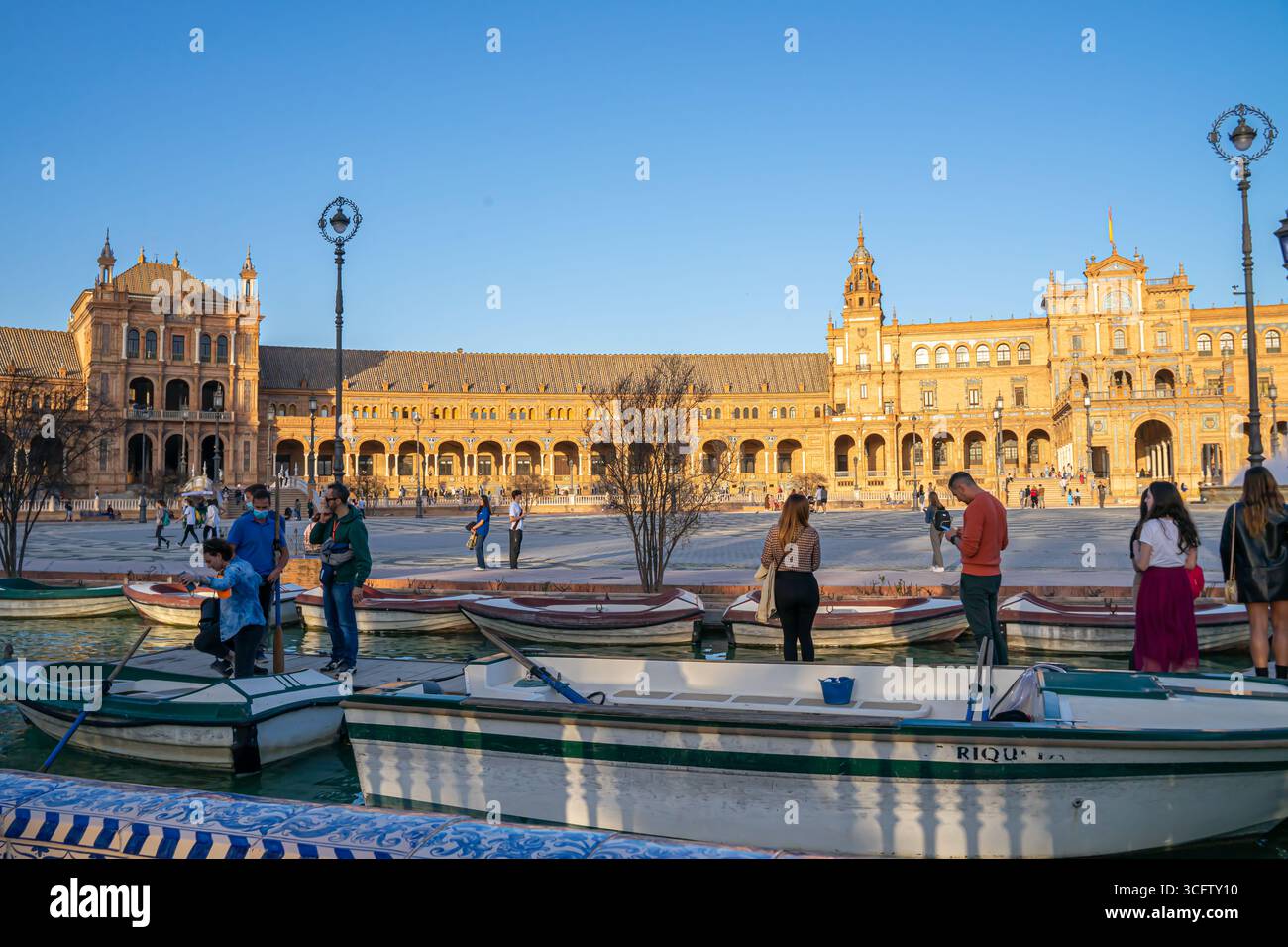 Les touristes prennent le bateau pour voyager à Plaza de Espana, place d'Espagne, Séville Banque D'Images